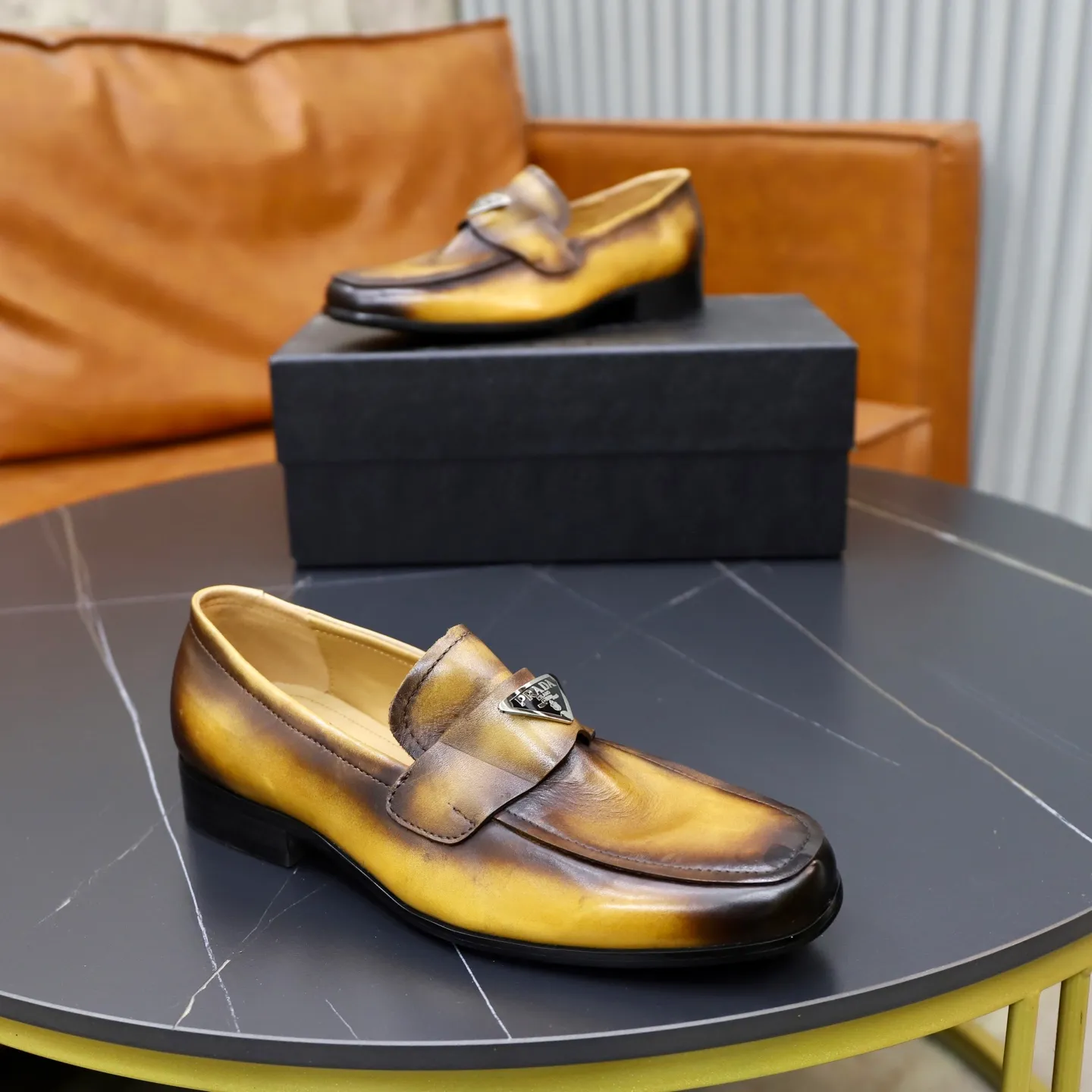 Ex-factory price: 520💰[PRADA] Prada's new casual men's shoes are launched in Hong Kong counters. Official website 1:1 production. Italian washed cowhide + water-dyed leather lining. Designed by European and American masters. Perfect shape to create counter quality, solid color rubber wear-resistant outsole and classic dazzling head! Super versatile and very comfortable. High-end without losing taste, fashionable and novel! ! Absolute focus! 3 colors available! Code number 38-45